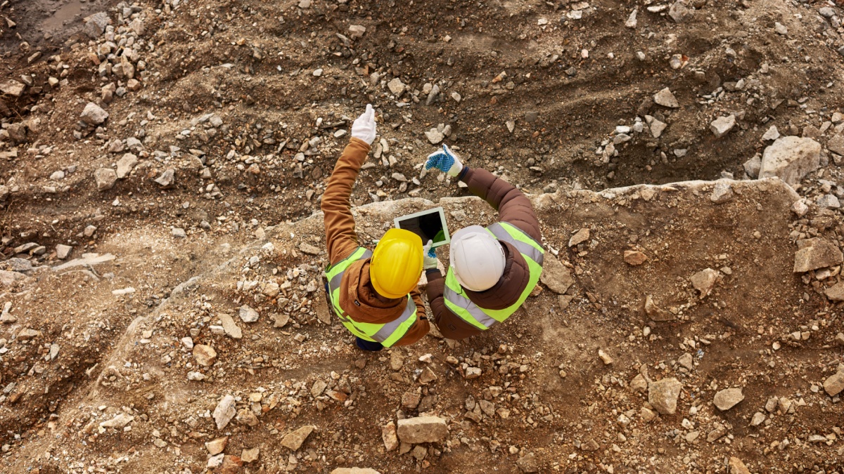 Een ijzerertsvindplaats ter waarde van 5,7 miljard dollar ontdekt door geologen, een historische record!